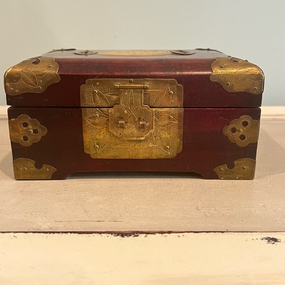 VINTAGE ORNATE LATCH WOOD BRASS JEWELRY BOX HOME DECOR - Picture 1 of 11